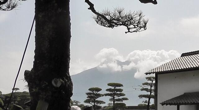 Der Vulkan Sakurajima verhüllt sein Haupt