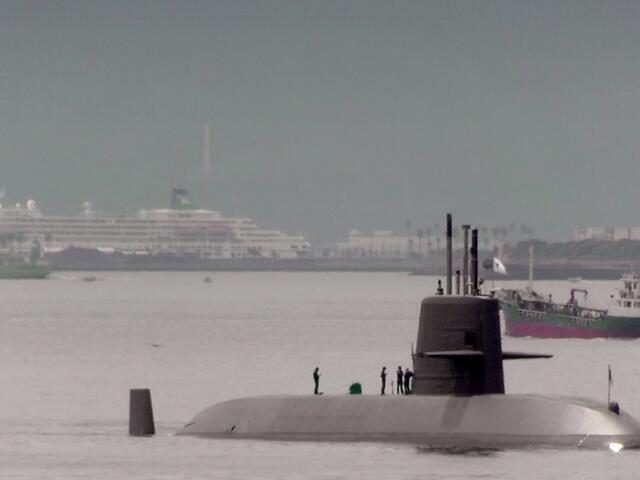 U-Boot in der Bucht von Kagoshima. Im Hintergrund "MS Amadea"