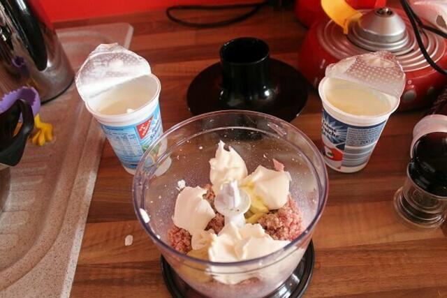 ...Schmand, Creme fraiche und etwas Senf hinzugeben...