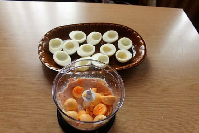 ...dann die Eigelbe zufügen und würzen.