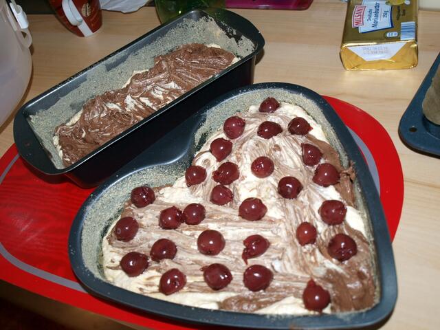 in der Kastenform wurde der Marmorkuchen und im Herz der Kirschkuchen gebacken