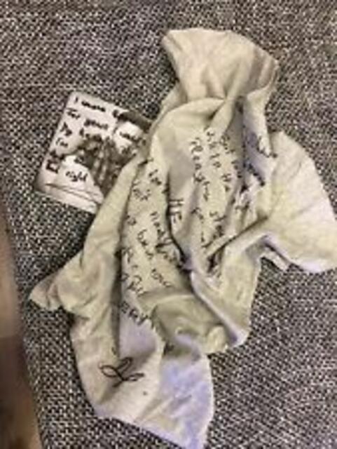 Ebay-Auktion, T-Shirt und Brettchen mit unveröffentlichtem Songtext von Daniel Schuhmacher | Foto: (c) YAGALOO Crowdfunding