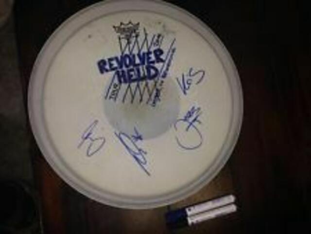 Ebay-Auktion, signiertes Drumfell von "Revolverheld" | Foto: (c) YAGALOO Crowdfunding