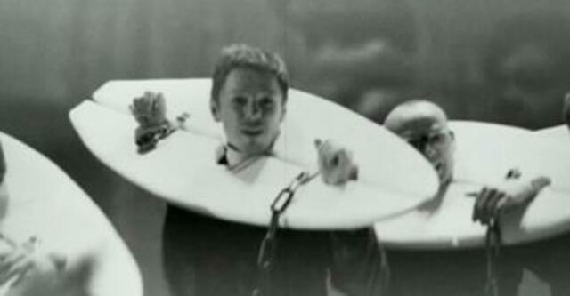 Ausschnitt aus dem Musikvideo "Gebt uns ruhig die Schuld..." der "Fantastischen Vier", eines der abgebildeten Surfboard-Prangers steht zur Versteigerung | Foto: (c) YAGALOO Crowdfunding