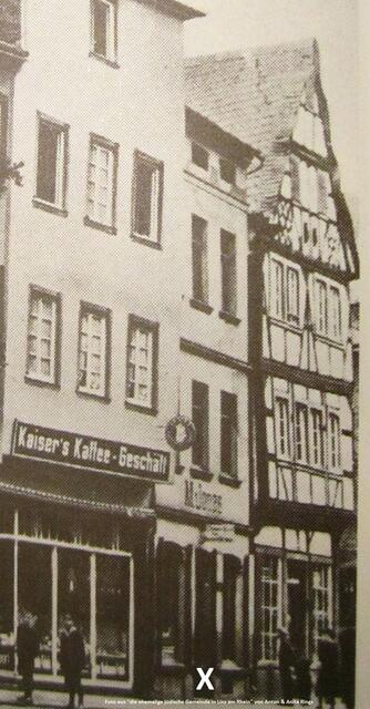 .......erwarb Moritz Jonas 1892 und eröffnete ein Manufakturengeschäft. 1922 kam Gustav Braun mit seiner Familie aus Posen und kaufte das Anwesen von Moritz Jonas. Er eröffnete ein Geschäft für Manufakturen und Spielwaren.