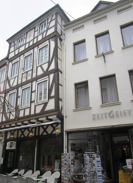 Nebenan sehen wir das Hotel „Alt Linz“. Frau Klein geb. Wescher die ehemalige Chefin (sie wurde 1923 geboren) erzählte mir, dass sie und ihre Zwillingsschwester die Freundinnen von Hannah Braun waren. Sie sind praktisch groß geworden in dem jüdischen Haushalt.