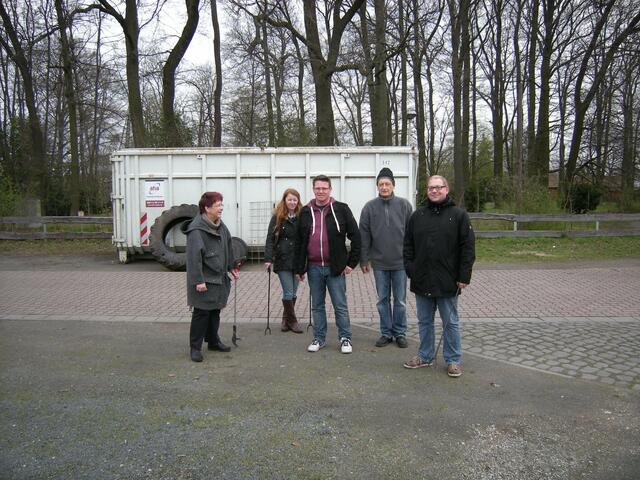 Die SPD-Gruppe sammelte 5. volle Müllsäcke  ein.