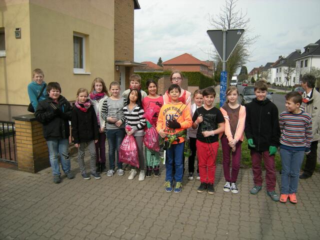 Am Freitag, Müllsammelaktionen der Lehrter Schüler.   Viele Klassen kamen mit Gummihandschuhen und Greifern ausgerüstet durch die Straße-  Am Gehrkamp entlang. Vorbildlich !