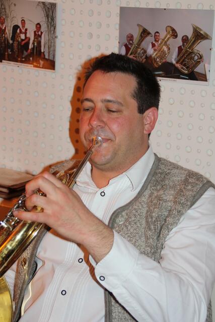 Der Tobi, spielt das göttliche Instrument....nur Gott allein weiß, was hinten rauskommt!