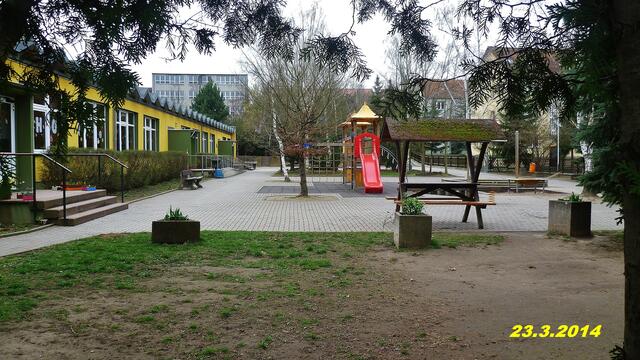 (12) !!! Sonntags + Monatsbilder / Schulhof !!!  23.3.2014      Temperatur: Plus 3°C / 11:16h / 11°C Plus                  Wind:2-5/ bewölkt /