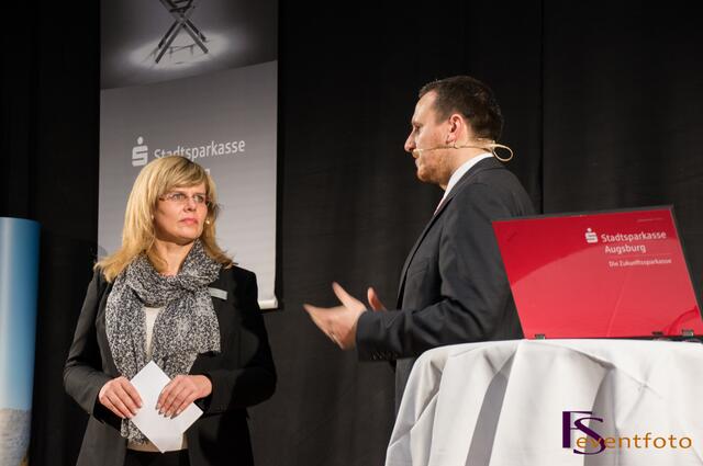 Themenabend "Kapital und Kabarett" bei der Stadtsparkasse Augsburg. Durch den Abend führte Stadtsparkassen-Vorständin Cornelia Kollmer - im Bild  mit Referent Andreas Sonnenfroh, Abteilungsdirektor der DekaBank Deutsche Girozentrale Luxembourg S.A.