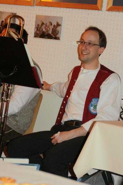 Der Vorstand des Musikvereins Martin Ehinger lacht, weil er derbleckt wird!