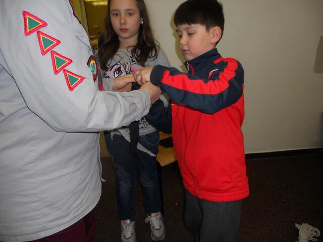 Mansur muss noch mal sein 3-Ecks-Tuch nach justieren