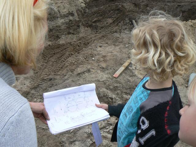 Die Chefin erklärt Bendix und Bela "ihr" noch zu bauendes Plantschbecken!