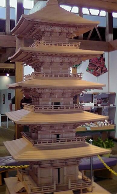 Holzmodell eines chinesischen Tempels