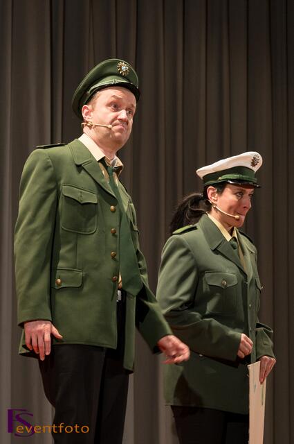 Herr und Frau Braun 2014: Programm "Tütenknaller" in der Friedberger Stadthalle - Ab der ersten Minute ein voller Erfolg. Mit dem Blick für die typische Augsburger gab es viel zu Lachen für das begeisterte Publikum
