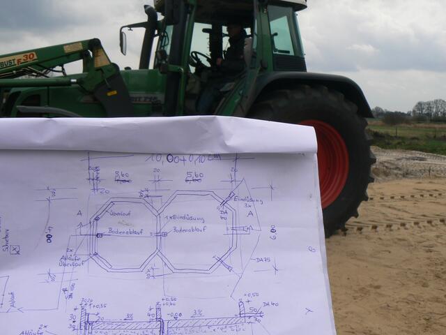 Noch steht der Trecker auf dem Kinderdoppelbecken.