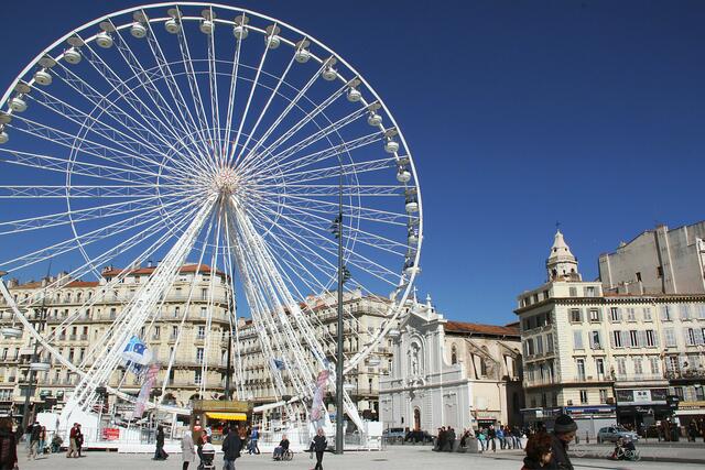 am alte Hafen von Marseille steht diese schöne Riesenrad