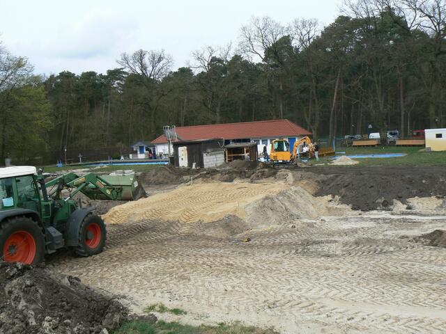 ... der helle Sand kennzeichnet das zukünftige Kaskadenkinderbecken, der dunkle Sand daneben wird das Beachvolleyballfeld...