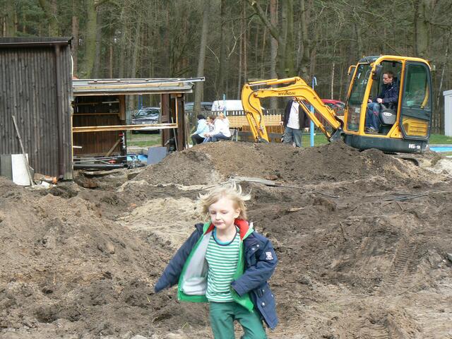 Wo heute die Bretterverschläge sind, sitzen in naher Zukunft die Bademeister!