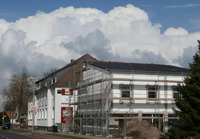 25. März 2014: Bald Bauende? Eine Amboss-Wolke, vollgesaugt mit Wasser, wird sich bald abregnen.