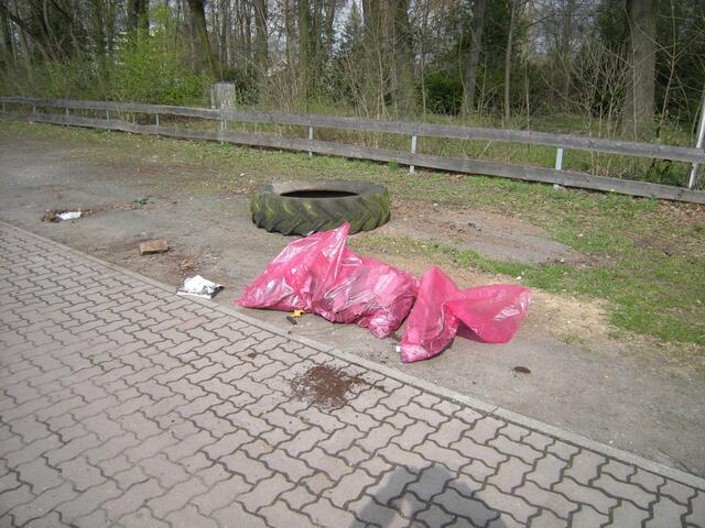 Treckerreifen und Asbest in Tüten, etwa 50. Kilo, blieben für die stadt Lehrte zurück. Der Container war noch nicht eimal halb voll geworden.