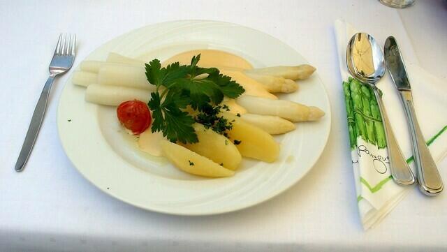 ... und nach der Radtour den leckeren Spargel probieren.