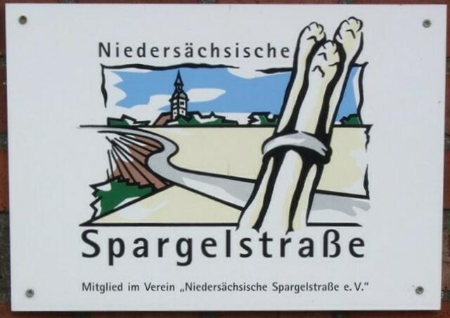 Mitglieder des Vereins Niedersächsische Spargelstraße zeigen dieses Logo.