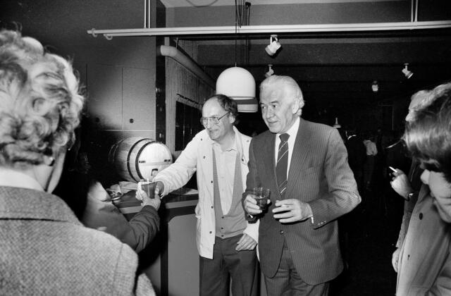 Auch der damalige Bezirksbürgermeister Leopold Merkelbach (Bildmitte) kam zur Ausstellungseröffnung.