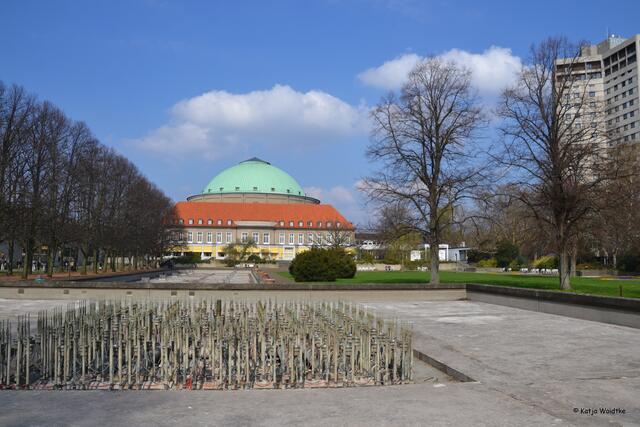 Stadthalle mit noch im Trockenen liegenden Fontänen (Foto: Katja Woidtke)