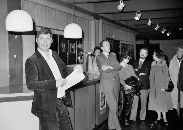 Der Schriftsteller Klaus Stadtmüller (ganz links) führte in die Fotoausstellung ein.