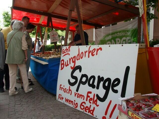 Nicht nur bei den vielen Spargelfesten kann man das Stangengemüse frisch gestochen kaufen und probieren.