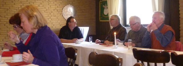 Die Suppe nach getaner Arbeit schmeck sichtlich gut. Die Ortsratsmitglieder im Gespräch; ganz hinten Michael Biank (Ortsbürgermeister) da nach rechts Werner Brzuska, Walter Mill, Werner Huckschlag (stellv. Bürgermeister)