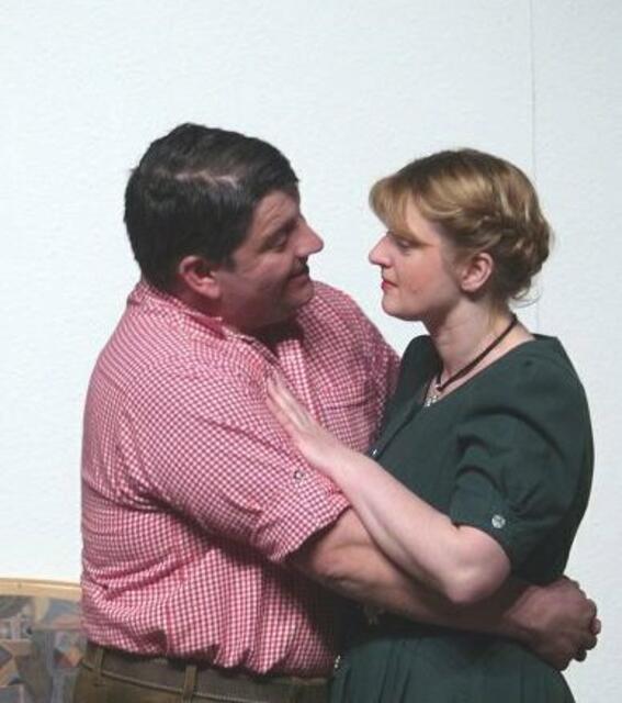 die heimlich Verliebten nützen die Gelegenheit ...."Soooooo lang ist`s her - Ich kann mich nicht erinnern, wann ich dich zum letzten Mal geküsst habe!!" ...... "Ich schon!!! - Gestern bei der Generalprobe!"