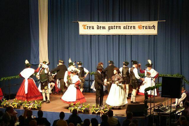 "Salzburger Dreher" in Volks- und Gebirgstracht
