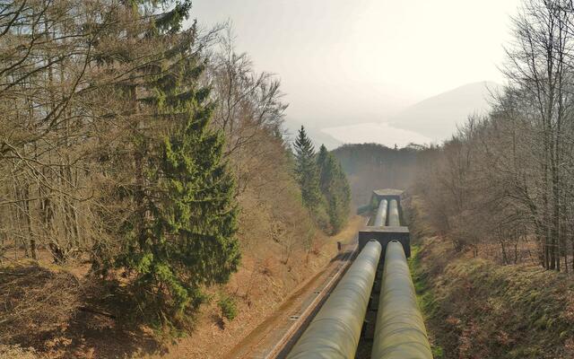 Die Rohre zum Becken I und der Affolderner See