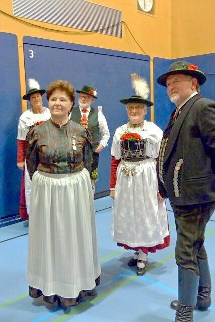 (links) Volks- und (rechts) Gebirgstracht