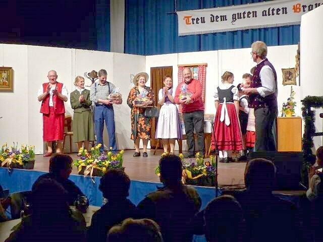 Hans Hafner bedankt sich für die tolle Vorstellung, stellt die Akteure vor und überreicht Geschenke für den Regisseur Jürgen Lechner und die Souffleuse Hilde Heider