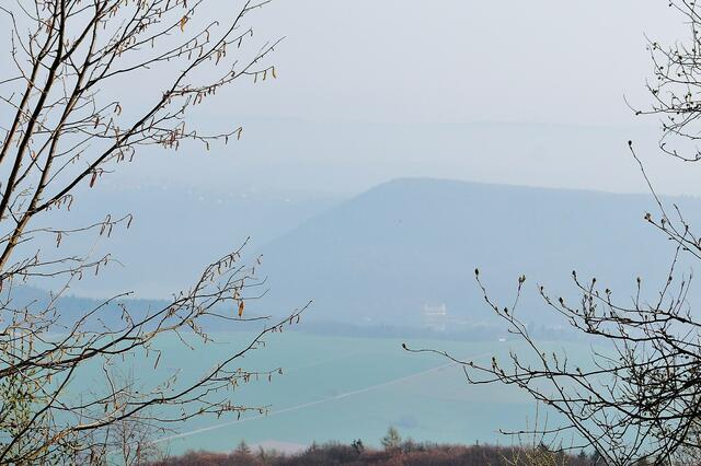 Blick auf Edersee und Waldeck im Morgendunst