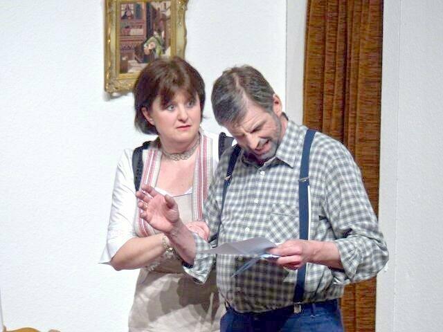der Vater liest mit Entsetzten den Brief, der das Kommen der Tante ankündigt
