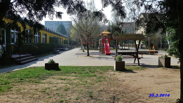 13) !!! Sonntags + Monatsbilder / Schulhof !!! 30.3.2014 Temperatur: Plus 4°C / 12:16h / 17°C Plus Wind:2-5/ bewölkt /Nebel bis 10:00h > 50m