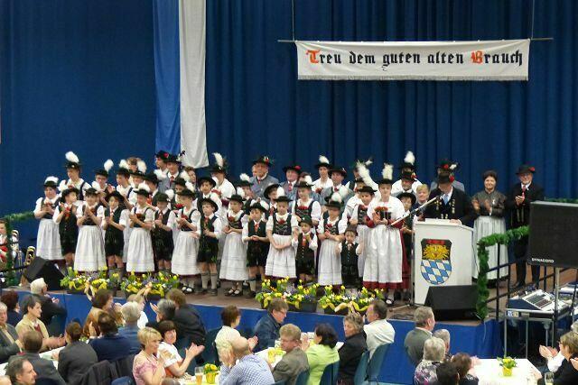 Aufstellung der "Gastgeber", am Redepult  Albert Kapfer