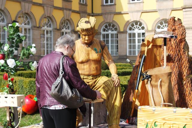 Der Berliner Illusionist Johnman mit einer Besucherin im Spiel vertieft