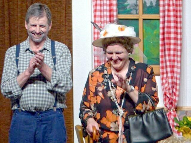 Familienvater  gespielt von Peter Schmid und Tante Fanny gespielt von Schwester Erika