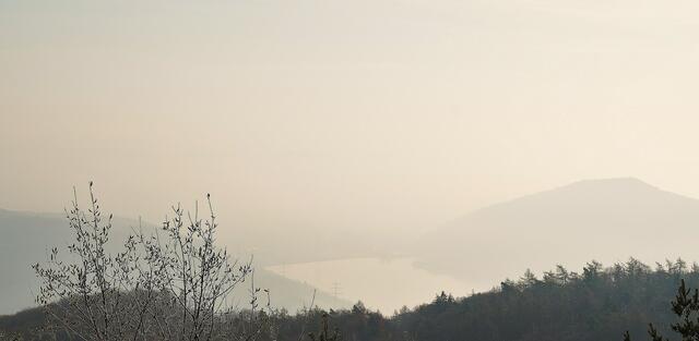 Blick vom Peterskopf auf den Affolderner See im Morgendunst