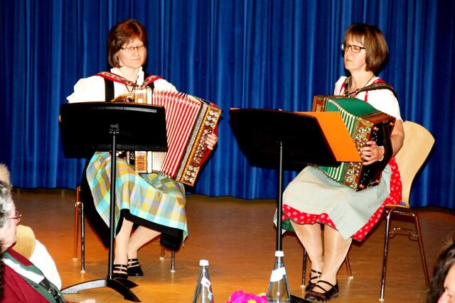 Auf der steirischen Harmonika liesen Ilse Nuber und Stefanie Saule (v. r.) die Lieder "Kärntner Frühling" und "Scherzkeks-Boarischer" erklingen.