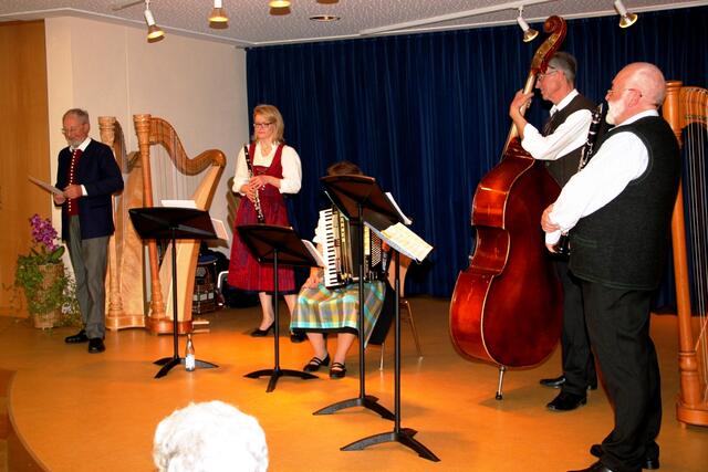 Alfred Sigg (links) unterhielt die Zuhörer. Auch die Musiker lauschten gespannt.