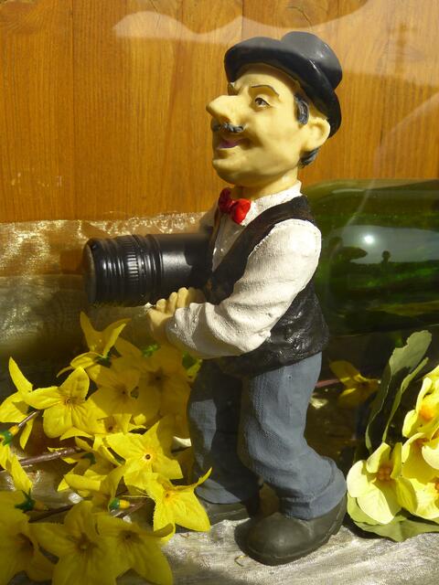 Figuren im Fenster einer Weinhandlung.