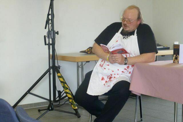torsten Low vom gleichnamigen Verlag bei einer Lesung