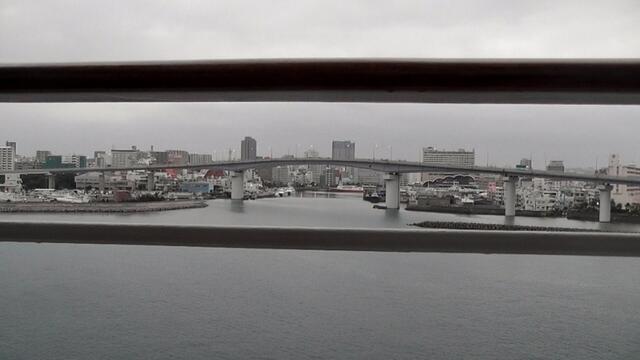 Blick durch die Reling in den Hafen von Nara